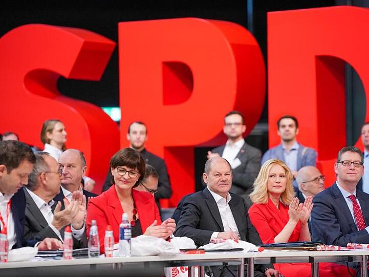 Lars Klingbeil (l-r), Norbert Walter-Borjans, Saskia Esken, Olaf Scholz, Manuela Schwesig und Thorsten Schäfer-Gümbel beim SPD-Parteitag.