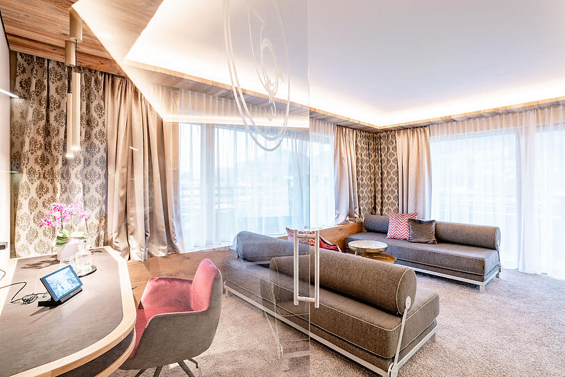 Die Zimmer und Suiten bestehen mit ihrem trendigen Tiroler Stil.