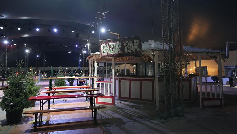 In jedem Zelt gibt es eine Bar, an der man sich Getränke kaufen kann. In jedem Zelt gibt es eine Bar, an der man sich Getränke kaufen kann.