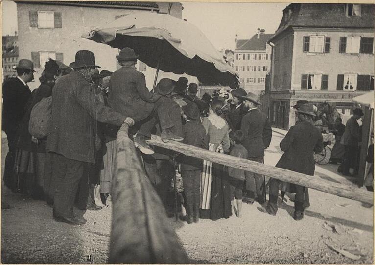 Die Dult: eine Schau! Was diese Besucher im Jahr 1895 gerade so fasziniert, wissen wir aber leider nicht.