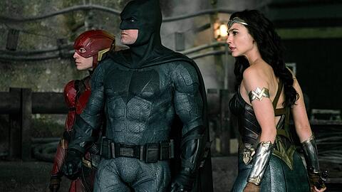 Ben Affleck zwischen seinen Kollegen Gal Gadot (r.) und Ezra Miller in "Justice League".