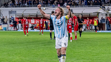 Jubel nach dem 3:2-Sieg des TSV 1860 gegen Havelse: Kapitän Jesper Verlaat im September 2025.