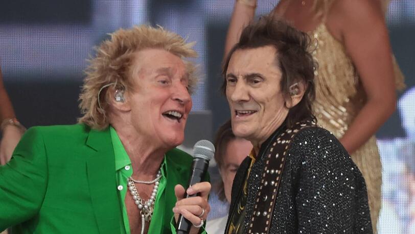 Ronnie Wood mit Rod Stewart beim Glastonbury Festival 2025.