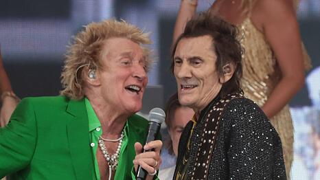 Ronnie Wood mit Rod Stewart beim Glastonbury Festival 2025.