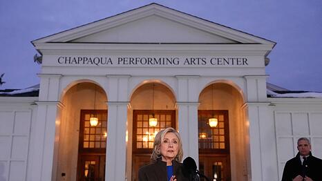 Hillary Clinton trat nach ihrer Befragung vor die Presse, Bill Clinton nach seiner nicht.