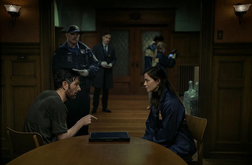 Tom Kennedy (Adam Scott) wird von Ermittlerin Amanda Beck (Michelle Monaghan) befragt. Tom Kennedy (Adam Scott) wird von Ermittlerin Amanda Beck (Michelle Monaghan) befragt.