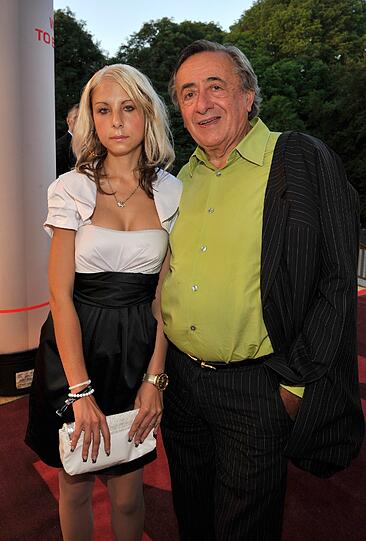 Wenige Monate nach dem Opernball - hier eine Aufnahme vom Juni 2010 - wirkt Anastasia schon deutlich dünner.