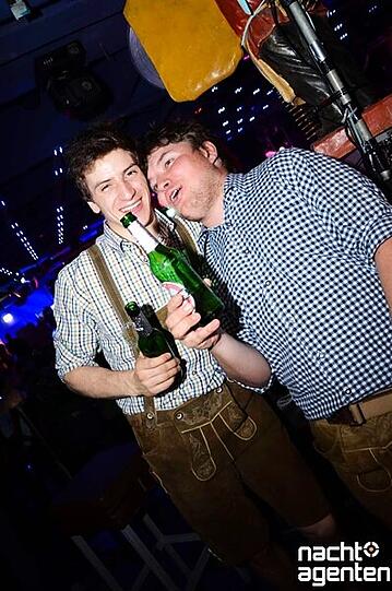 Auffallend viele Partygänger in Tracht beim "Hasenalarm" im Max un Moritz. Und auch sonst gin?s heiß her. Mehr Bilder finden Sie unter: www.nachtagenten.de