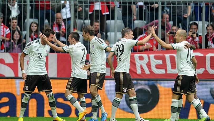 Die Bayern-Spieler jubeln über den Treffer zum 1:0 von Mario Mandzukic.