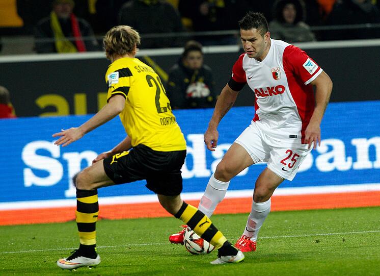 19. Spieltag: Borussia Dortmund - FC Augsburg am 04.02.2015 im Signal-Iduna-Park in Dortmund. Der Dortmunder Marcel Schmelzer (l) und der Augsburger Raul Bobadilla kämpfen um den Ball.