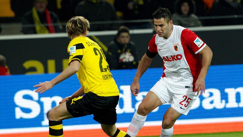 19. Spieltag: Borussia Dortmund - FC Augsburg am 04.02.2015 im Signal-Iduna-Park in Dortmund. Der Dortmunder Marcel Schmelzer (l) und der Augsburger Raul Bobadilla kämpfen um den Ball. 19. Spieltag: Borussia Dortmund - FC Augsburg am 04.02.2015 im Signal-Iduna-Park in Dortmund. Der Dortmunder Marcel Schmelzer (l) und der Augsburger Raul Bobadilla kämpfen um den Ball.