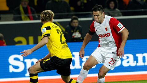 19. Spieltag: Borussia Dortmund - FC Augsburg am 04.02.2015 im Signal-Iduna-Park in Dortmund. Der Dortmunder Marcel Schmelzer (l) und der Augsburger Raul Bobadilla kämpfen um den Ball.