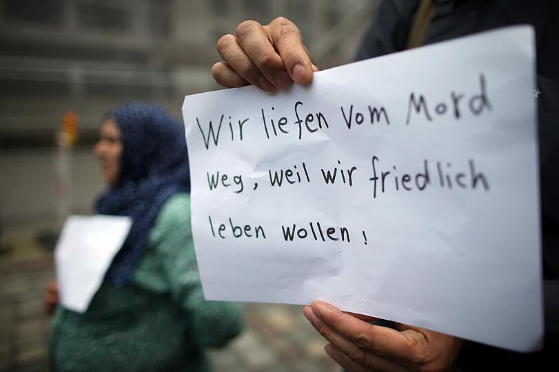 In Ansbach distanzierten sich am Dienstag mehrere Flüchtlinge bei einer Kundgebung von islamistischer Gewalt und Terror.