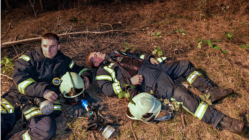Bis zur Erschöpfung kämpfen die Feuerwehrmänner.