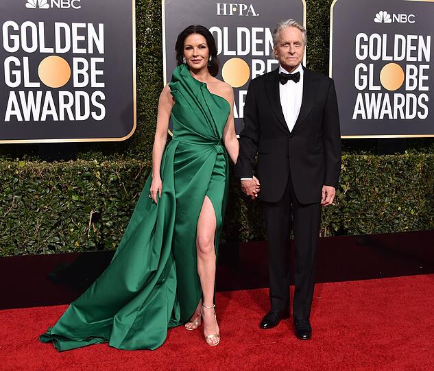 Top: Divenhaft und traumschön präsentiert sich die Oscar-Preisträgerin Catherine Zeta-Jones mit ihrem Ehemann Michael Douglas auf dem Roten Teppich. Wow!
