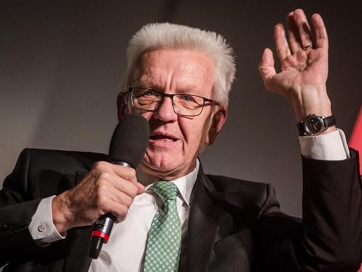 Baden-Württembergs Ministerpräsident Winfried Kretschmann (Grüne) rudert bei seiner Bemerkung über "junge Männerhorden" zurück.
