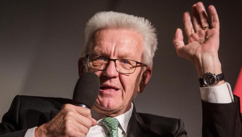 Baden-Württembergs Ministerpräsident Winfried Kretschmann (Grüne) rudert bei seiner Bemerkung über "junge Männerhorden" zurück. Baden-Württembergs Ministerpräsident Winfried Kretschmann (Grüne) rudert bei seiner Bemerkung über "junge Männerhorden" zurück.