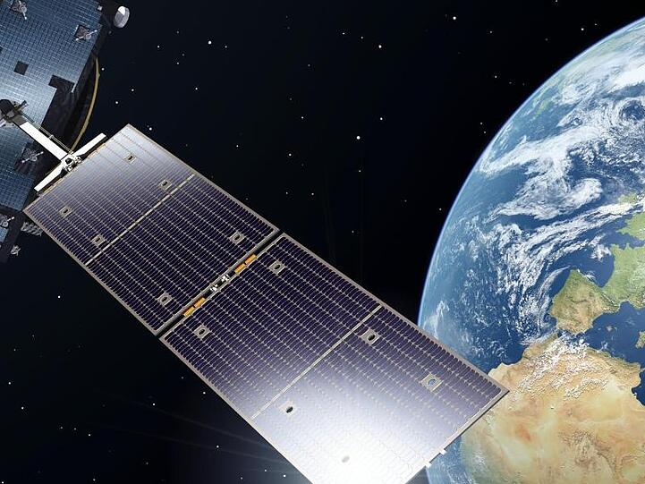 Im Unterschied zu GPS und anderen Systemen ist für Galileo ein Authentifizierungsdienst vorgesehen, um die Übermittlung manipulierter oder gefälschter Positionsdaten zu vermeiden.