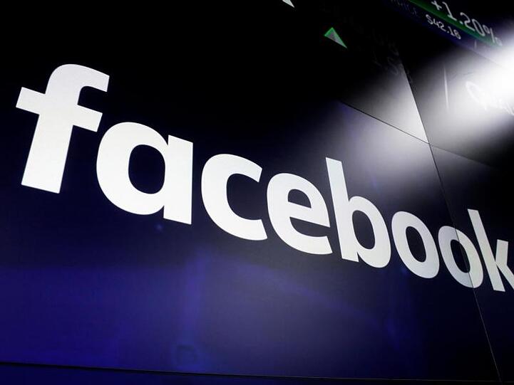 Der Facebook-Schriftzug auf Bildschirmen am Times Square.