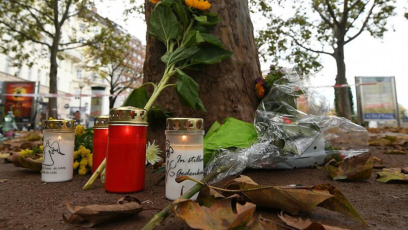 Kerzen und Blumen im Bereich des Tatorts einer Terror-Attacke zum Gedenken an die Opfer: Bei dem Anschlag am Montagabend nahe der Hauptsynagoge in Wien sind mindestens vier Menschen getötet und mehr als ein Dutzend verletzt worden.