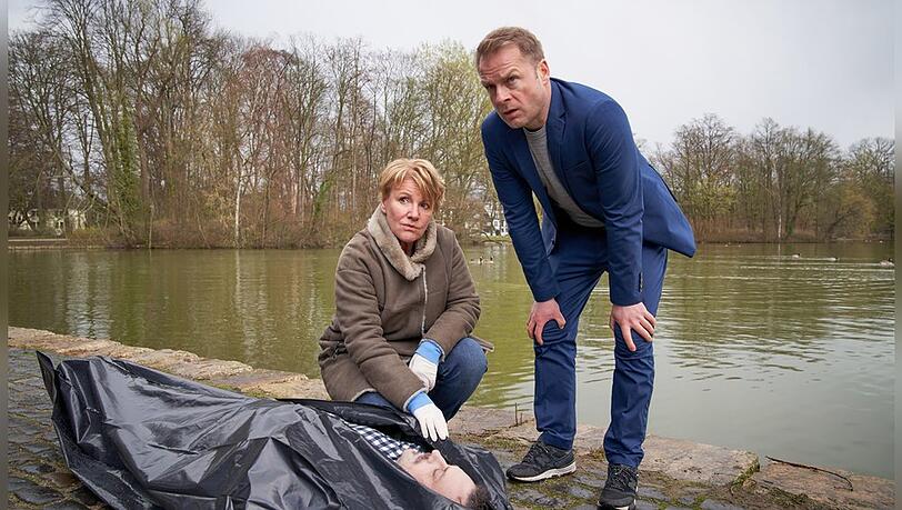 "Marie Brand und die Liebe zu viert": Die Ermittler Marie Brand (Mariele Millowitsch) und Jürgen Simmel (Hinnerk Schönemann) am Tatort.