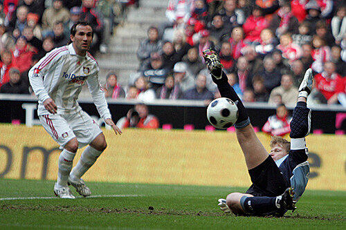 Bayer-Stürmer Theofanis Gekas kann&rsquo;s nicht fassen: Oliver Kahn wehrt den abgefälschten Ball mit der Fußspitze ab.