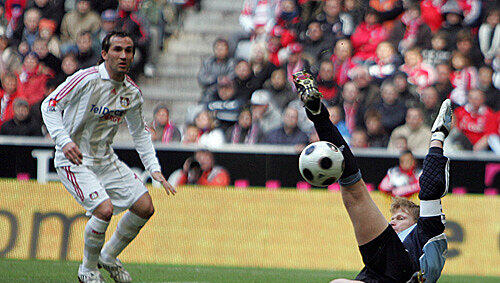 Bayer-Stürmer Theofanis Gekas kann’s nicht fassen: Oliver Kahn wehrt den abgefälschten Ball mit der Fußspitze ab. Bayer-Stürmer Theofanis Gekas kann’s nicht fassen: Oliver Kahn wehrt den abgefälschten Ball mit der Fußspitze ab.
