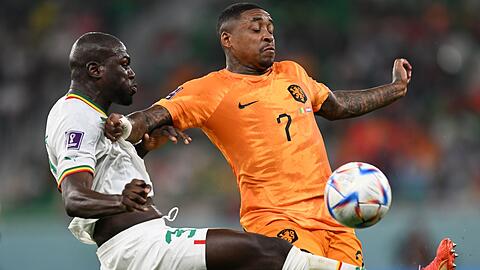 Der Niederländer Steven Bergwijn (r) und Senegals Kalidou Koulibaly im Kampf um den Ball.