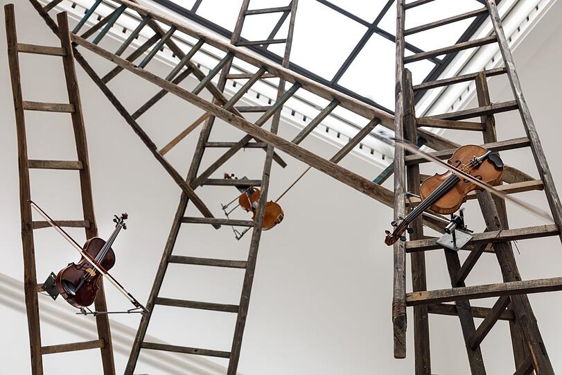 Eine Detailansicht von Rebecca Horns "Turm der Namenlosen", 1994. Die Installation erinnert an die Balkankriege.