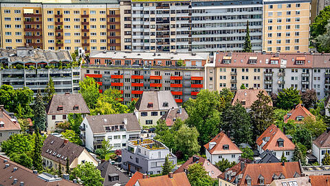 Die Mieten in München explodieren. Helfen sollte eine Reform des Wohngeldes. Doch in München dauert es lange, bis die Menschen Bescheid bekommen, ob sie berechtigt sind. Könnte KI helfen, die Sache zu beschleunigen?