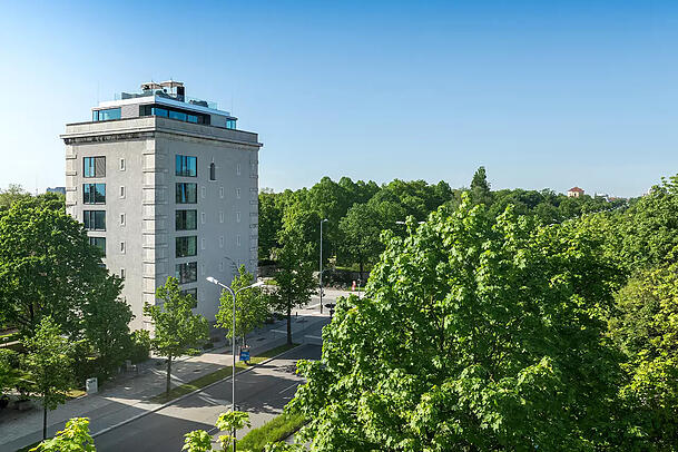 Das dreigeschossige Penthouse befindet sich in einem umgebauten Hochbunker aus dem Jahr 1943 und bietet einen wundervollen Blick über München bis zu den Alpen.