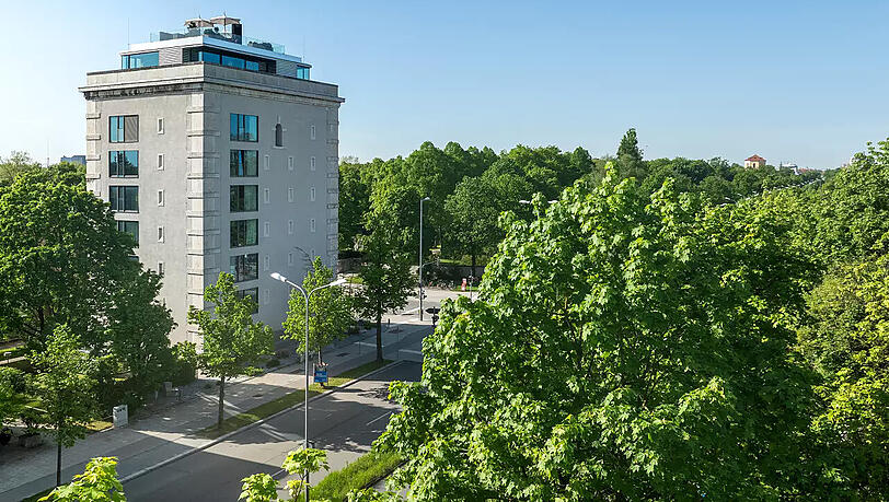 Das dreigeschossige Penthouse befindet sich in einem umgebauten Hochbunker aus dem Jahr 1943 und bietet einen wundervollen Blick über München bis zu den Alpen. Das dreigeschossige Penthouse befindet sich in einem umgebauten Hochbunker aus dem Jahr 1943 und bietet einen wundervollen Blick über München bis zu den Alpen.