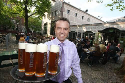 Lederer-Wirt Gregor Lemke mit dem Kroko-Bier, das eigens fürs Lederer gebraut wird.