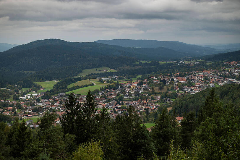 Blick vom Silberberg auf Bodenmais im Landkreis Regen. Blick vom Silberberg auf Bodenmais im Landkreis Regen.