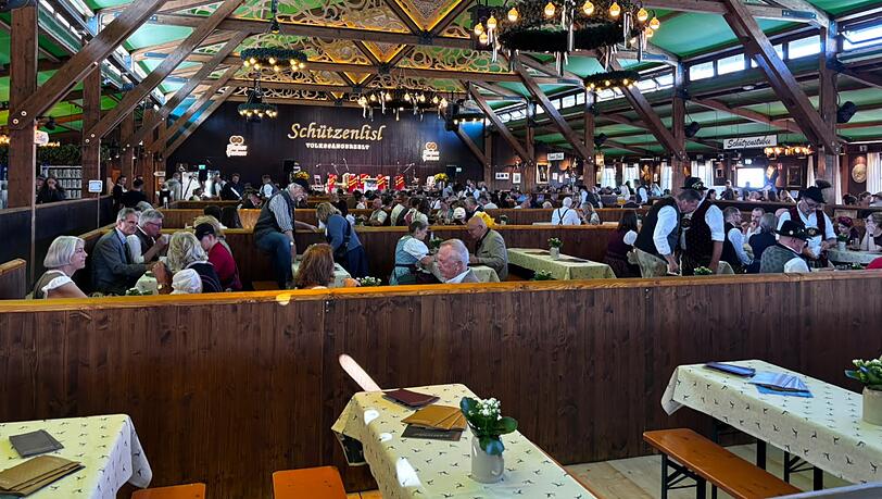 Die Schützenlisl am ersten Vormittag der Oidn Wiesn. Die Schützenlisl am ersten Vormittag der Oidn Wiesn.