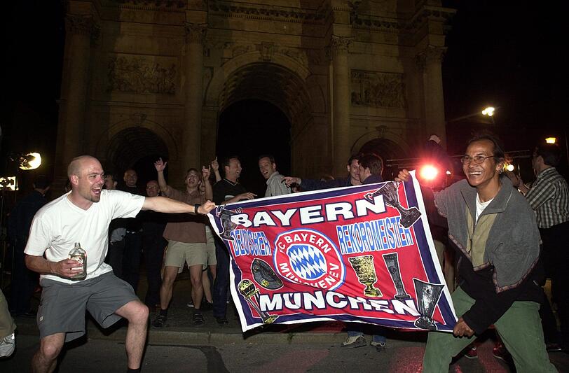 Auch in München wurde der Sieg gefeiert. Hier machen Fans die Leopoldstraße unsicher.