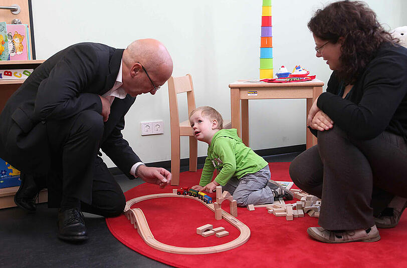 Stadtschulrat Rainer Schweppe findet das &bdquo;Eltern-Kind-Arbeitszimmer&ldquo; genial &ndash; und kommt schon mal zum Eisenbahnspielen vorbei.