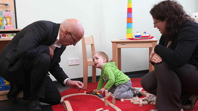 Stadtschulrat Rainer Schweppe findet das „Eltern-Kind-Arbeitszimmer“ genial – und kommt schon mal zum Eisenbahnspielen vorbei. Stadtschulrat Rainer Schweppe findet das „Eltern-Kind-Arbeitszimmer“ genial – und kommt schon mal zum Eisenbahnspielen vorbei.