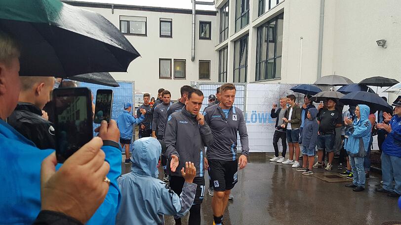 Hunderte Fans waren bereits am Morgen auf dem Gelände. Vor allem Wieder-Neu-Löwe Stefan Aigner sorgte für Euphorie bei den Anhängern.