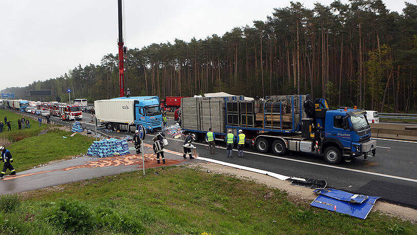 Bei einem schweren Lkw-Unfall auf der A6 behinderten dreiste Gaffer die Rettungsmaßnahmen massiv. Die Bilder von der Unfallstelle.