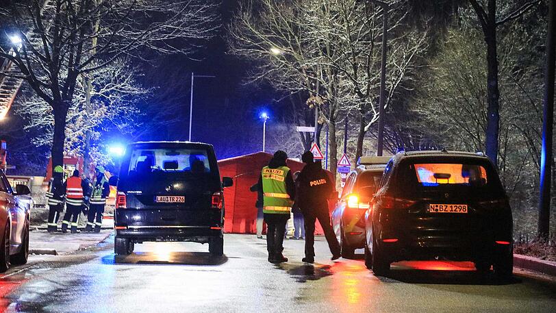 ...die Polizei ermittelt, man geht von einem Unfallgeschehen aus.