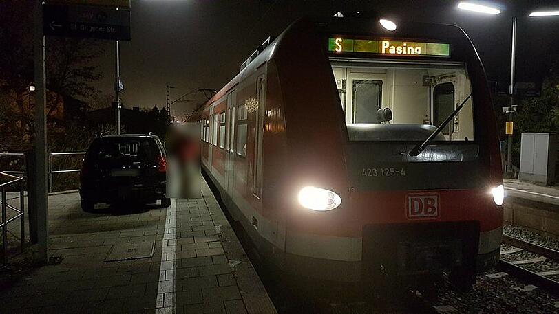 Mit dem Auto bis auf den Bahnsteig: Ein 79-Jähriger hat sich in der Nacht auf Freitag ordentlich verfranst.