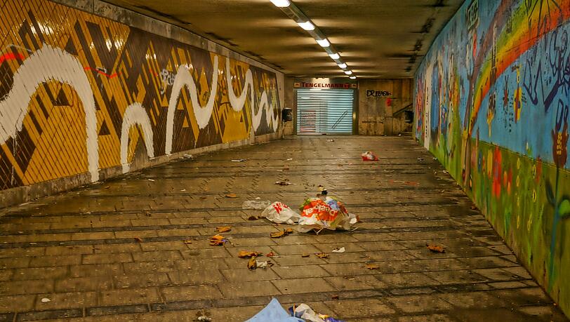 Die Unterführung unter der Fürstenrieder Straße im Zentrum mit den Meisterwerken von Dr. Flash und anderen Künstlern. Die Unterführung unter der Fürstenrieder Straße im Zentrum mit den Meisterwerken von Dr. Flash und anderen Künstlern.
