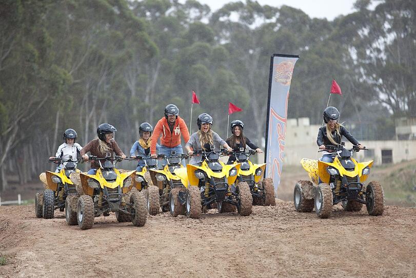 Christian und die auserwählten Ladies (v.l.n.r.: Daniela, Susanne, Maggie, Jessica, Ela, Angelina) starten auf der Quad-Rennbahn.