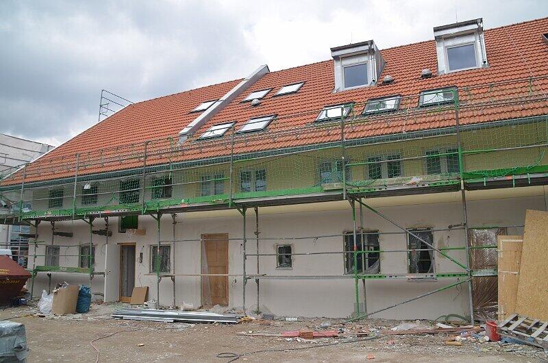 Jahrhundertealte Bausubstanz und moderne Elemente Seit' an Seit' - Das Minihaus München im ehemaligen Bognerhof, ein Ort zum Spielen, Lernen und Weltentdecken für Kinder zwischen 9 Wochen und 6 Jahren. Das Gerüst ist inzwischen übrigens verschwunden, zurzeit wird im Hause alles auf die Eröffnung Anfang Juni vorbereitet.
