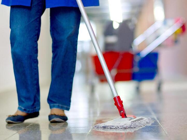 In der Gebäudereinigung arbeiten viele Mini-Jobber. Wegen der starren Verdienstobergrenze wirkt jede Tarifsteigerung als unfreiwillige Arbeitszeitverkürzung.