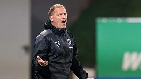 Der Fürther Trainer Trainer Marc Schneider gestikuliert im Spiel gegen Rostock am Spielfeldrand.