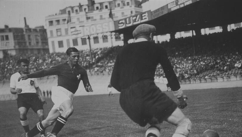 Schluss und Aus nach nur zwei Partien: Bei der WM 1938 in Frankreich scheitert "Hitler-Deutschland" an der Schweiz. Schluss und Aus nach nur zwei Partien: Bei der WM 1938 in Frankreich scheitert "Hitler-Deutschland" an der Schweiz.
