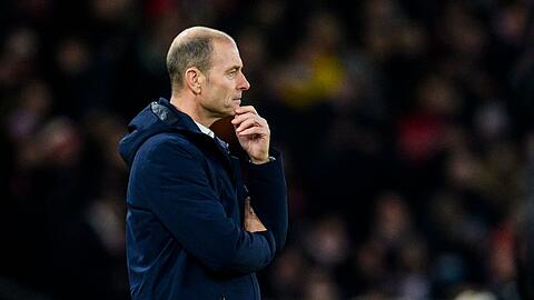 Augsburgs Trainer Jess Thorup reagiert im Spiel.