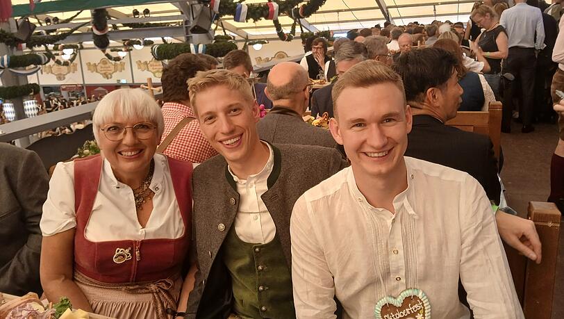 Am Tisch der Grünen (v.l.): Claudia Roth, Bundesbeauftragte für Kultur und Medien, zweiter Bürgermeister Dominik Krause und der Landtagsabgeordnete Florian Siekmann.